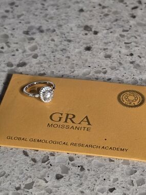 GRA Moissanite 1 Carat Round Brilliant Halo Engagement Ring Brand New
